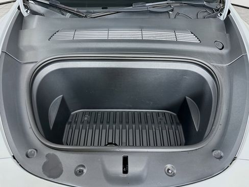 Used 2022 Tesla Model Y Long Range image 34