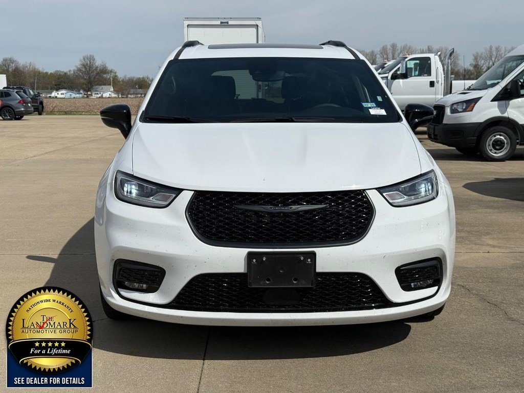 Used 2025 Chrysler Pacifica Limited FWD image 2