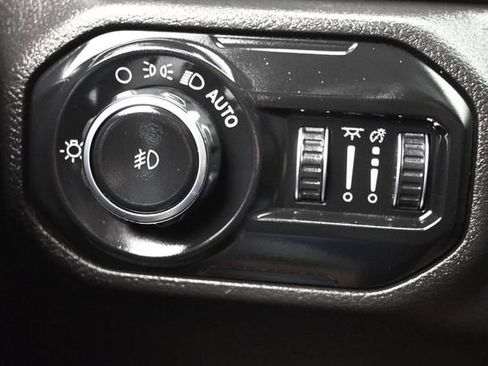 Used 2020 Jeep Wrangler Unlimited Sahara AWD/4WD image 27