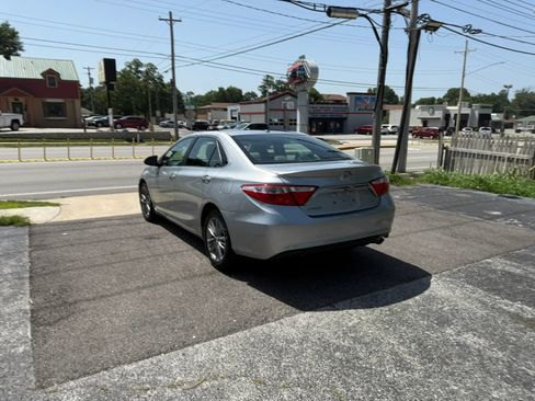 Used 2017 Toyota Camry SE w/ Moonroof Package FWD image 5