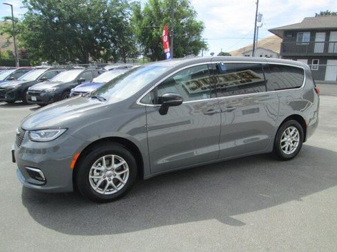 Used 2025 Chrysler Pacifica Select FWD image 3