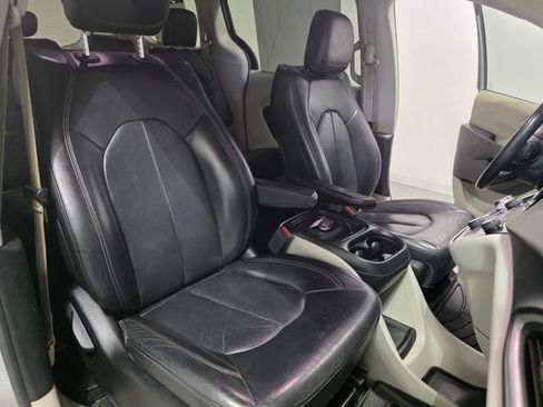 Used 2018 Chrysler Pacifica Touring-L FWD image 32