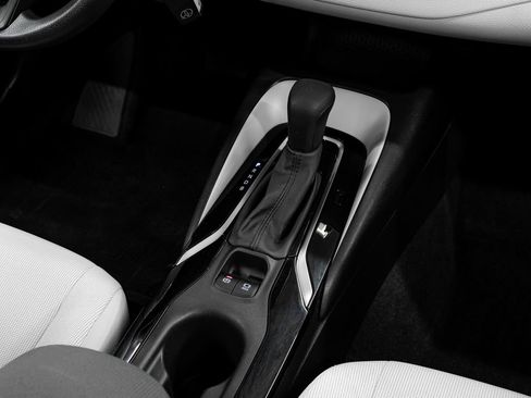 Used 2021 Toyota Corolla LE image 25