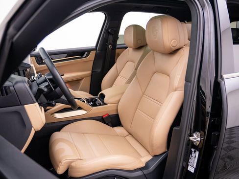 Certified 2025 Porsche Cayenne Turbo image 5
