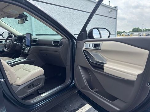 Used 2024 Ford Explorer Platinum w/ Technology Package AWD/4WD image 25
