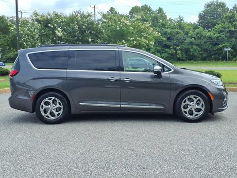 Used 2023 Chrysler Pacifica Limited FWD image 3