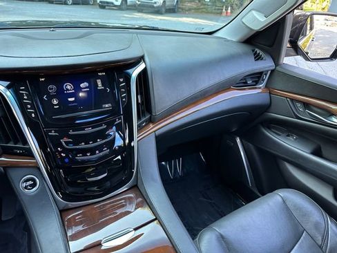 Used 2019 Cadillac Escalade 2WD image 17