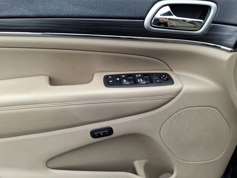 Certified 2019 Jeep Grand Cherokee Limited w/ Luxury Group II image 17