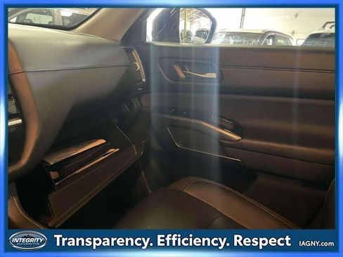 Used 2025 Nissan Pathfinder SL AWD/4WD image 33