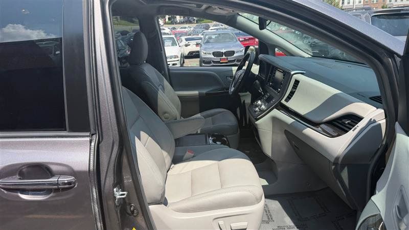 Used 2018 Toyota Sienna XLE w/ XLE Navigation Package FWD image 15