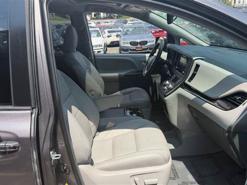 Used 2018 Toyota Sienna XLE w/ XLE Navigation Package FWD image 15