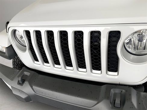 Used 2023 Jeep Gladiator Overland image 2