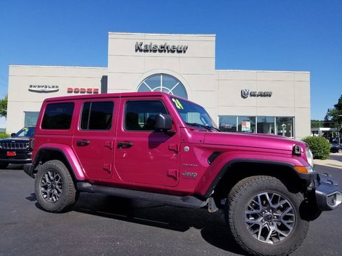 Used 2024 Jeep Wrangler Unlimited Sahara w/ Technology Group AWD/4WD image 1