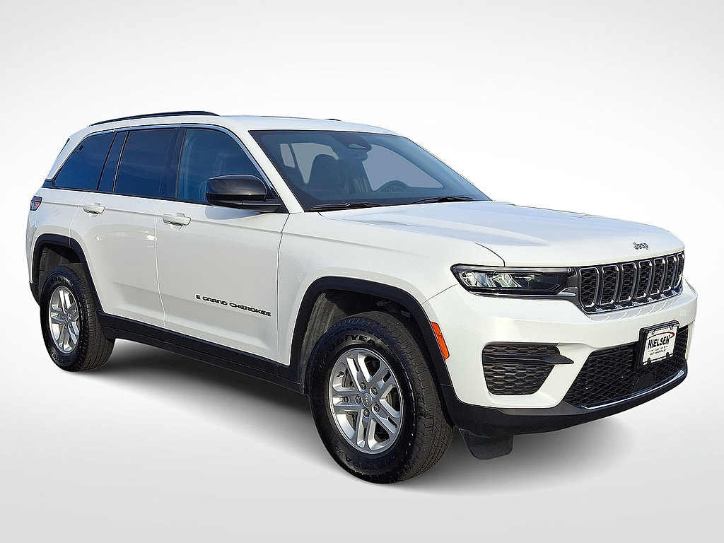 Used 2024 Jeep Grand Cherokee Laredo AWD/4WD image 1