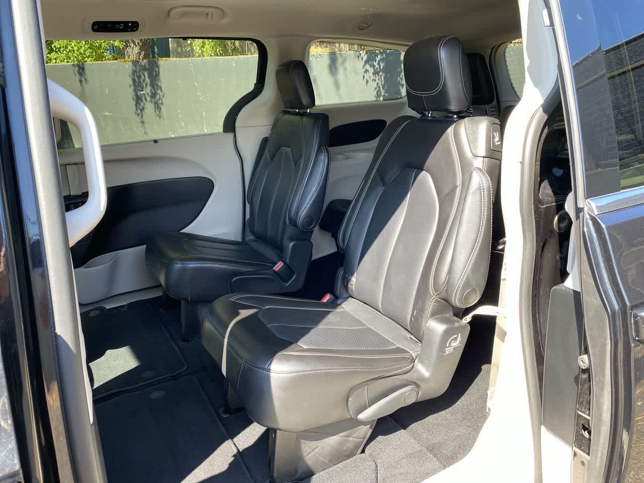 Used 2023 Chrysler Pacifica Touring-L FWD image 16