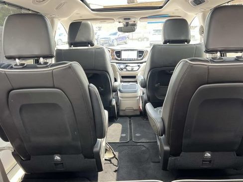 Used 2021 Chrysler Pacifica Limited AWD/4WD image 11