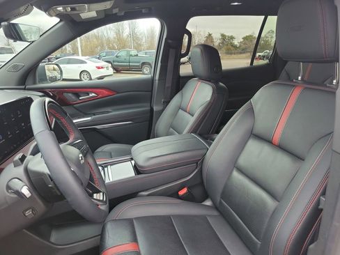 Used 2024 Chevrolet Traverse RS image 5