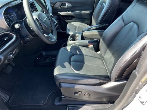 Used 2025 Chrysler Pacifica Select FWD image 24
