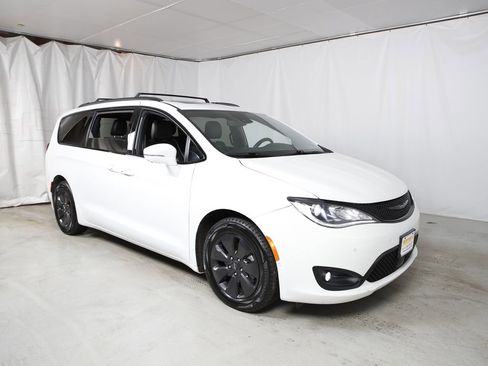Used 2020 Chrysler Pacifica Limited w/ Advanced Safetytec Group image 1