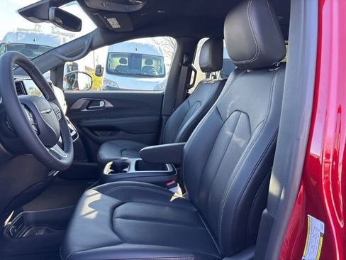 New 2026 Chrysler Pacifica Select image 15