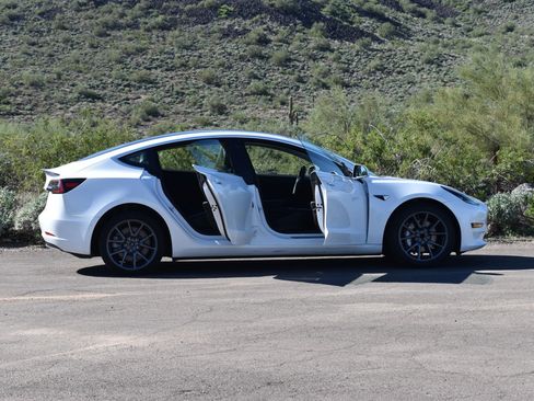 Used 2018 Tesla Model 3 Long Range image 9