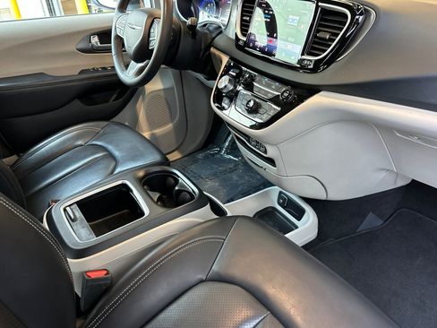 Used 2023 Chrysler Pacifica Touring-L FWD image 18