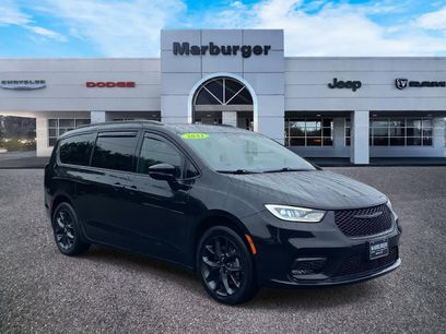 Used 2021 Chrysler Pacifica Touring-L w/ Uconnect Theater Family Group