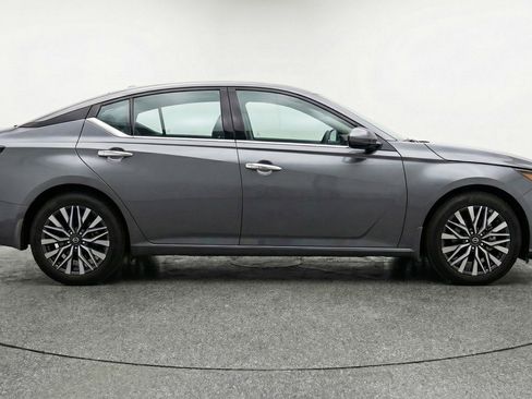 Used 2025 Nissan Altima 2.5 SV FWD image 5