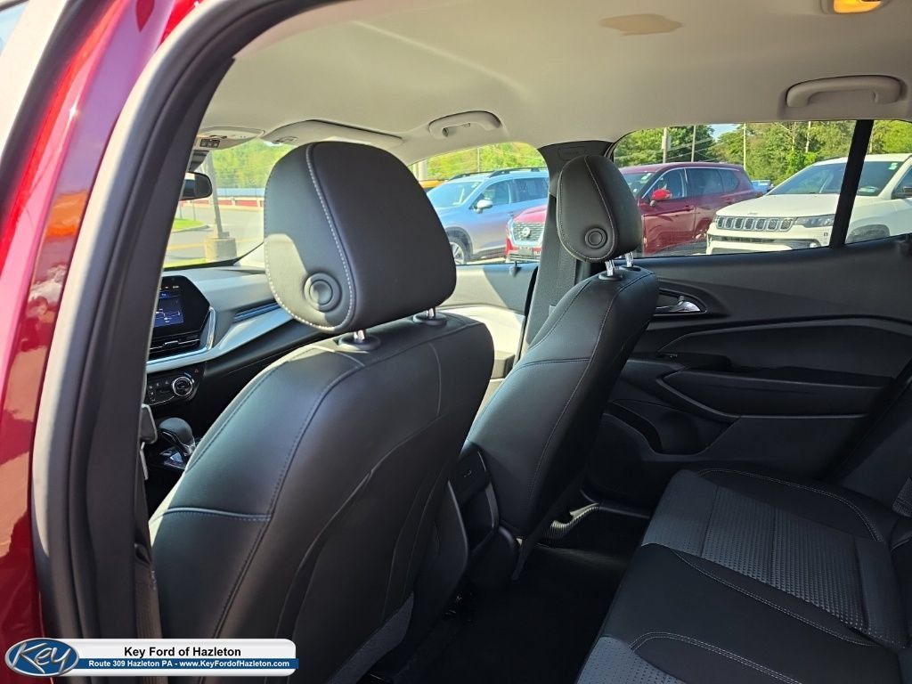 Used 2025 Chevrolet Trax LT FWD image 38