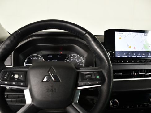 Used 2023 Mitsubishi Outlander SE AWD/4WD image 16