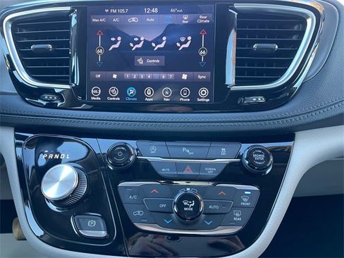 Used 2019 Chrysler Pacifica Limited image 34