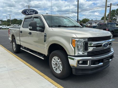 Used 2017 Ford F250 XLT w/ XLT Value Package AWD/4WD image 3
