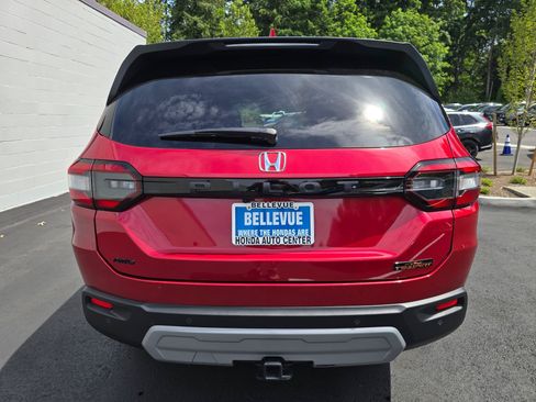 Used 2025 Honda Pilot TrailSport image 4