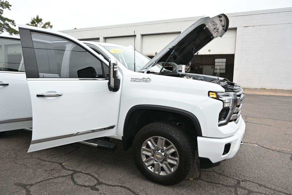 Used 2024 Chevrolet Silverado 2500 High Country w/ High Country Premium Package AWD/4WD image 6