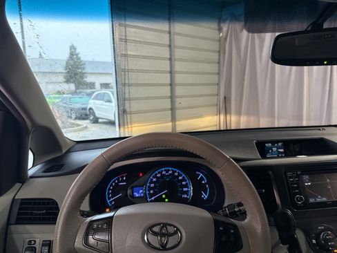 Used 2014 Toyota Sienna XLE image 20