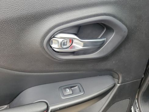 Used 2020 Jeep Cherokee Trailhawk image 15