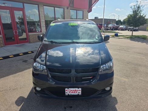 Used 2020 Dodge Grand Caravan SE image 2