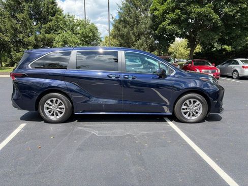 Used 2024 Toyota Sienna LE AWD/4WD image 4