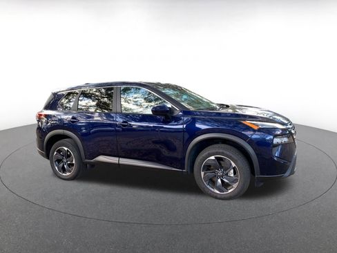 Used 2025 Nissan Rogue SV image 2