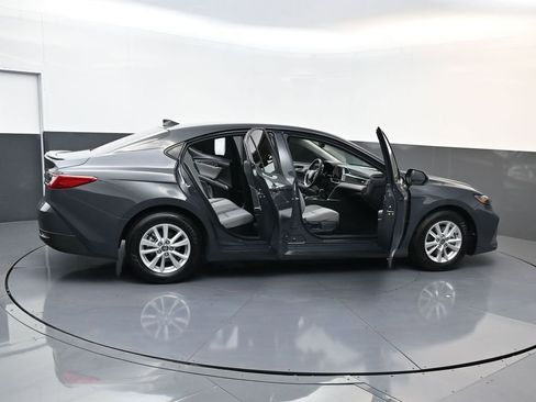 Used 2025 Toyota Camry LE image 27
