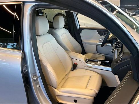 Used 2026 Mercedes-Benz GLB 250 4MATIC image 5
