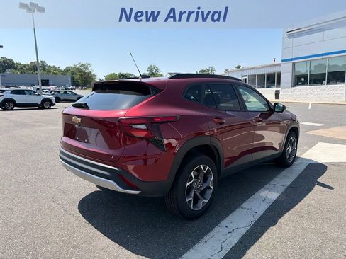 Used 2025 Chevrolet Trax LT FWD image 6