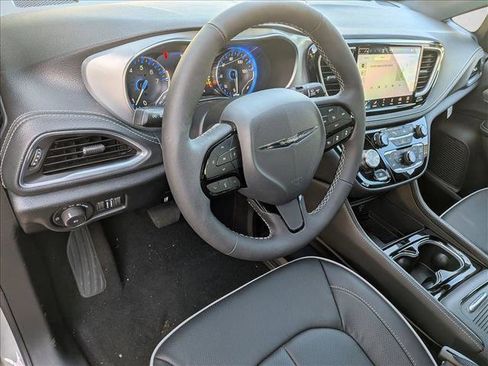 New 2026 Chrysler Pacifica Limited image 3