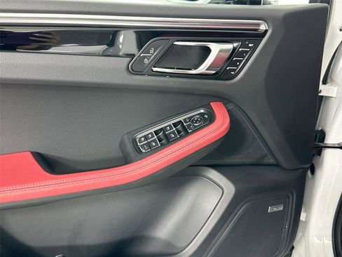Certified 2025 Porsche Macan Turbo AWD/4WD image 31