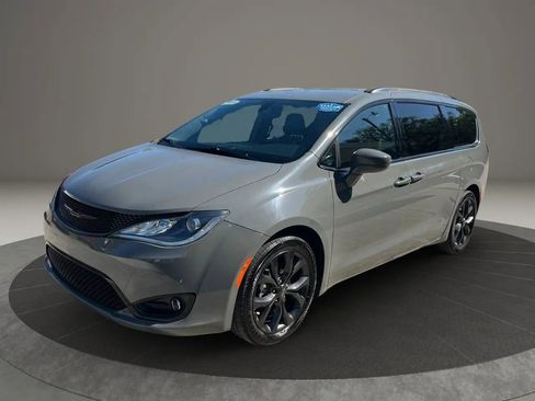 Used 2020 Chrysler Pacifica Touring-L Plus w/ S Appearance Package FWD image 3