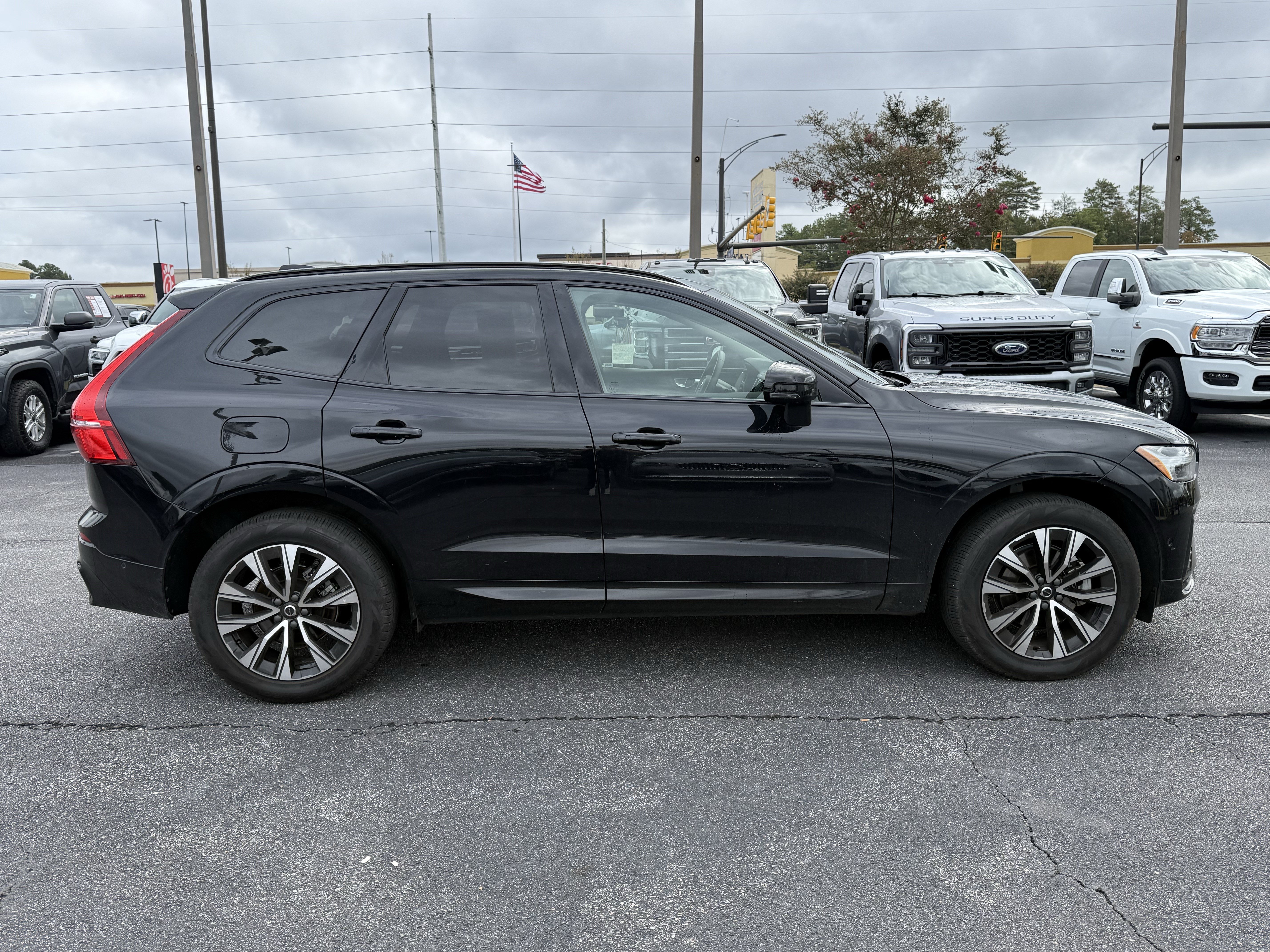 Used 2025 Volvo XC60 B5 Plus AWD/4WD image 12