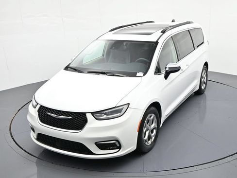 Used 2023 Chrysler Pacifica Limited FWD image 16