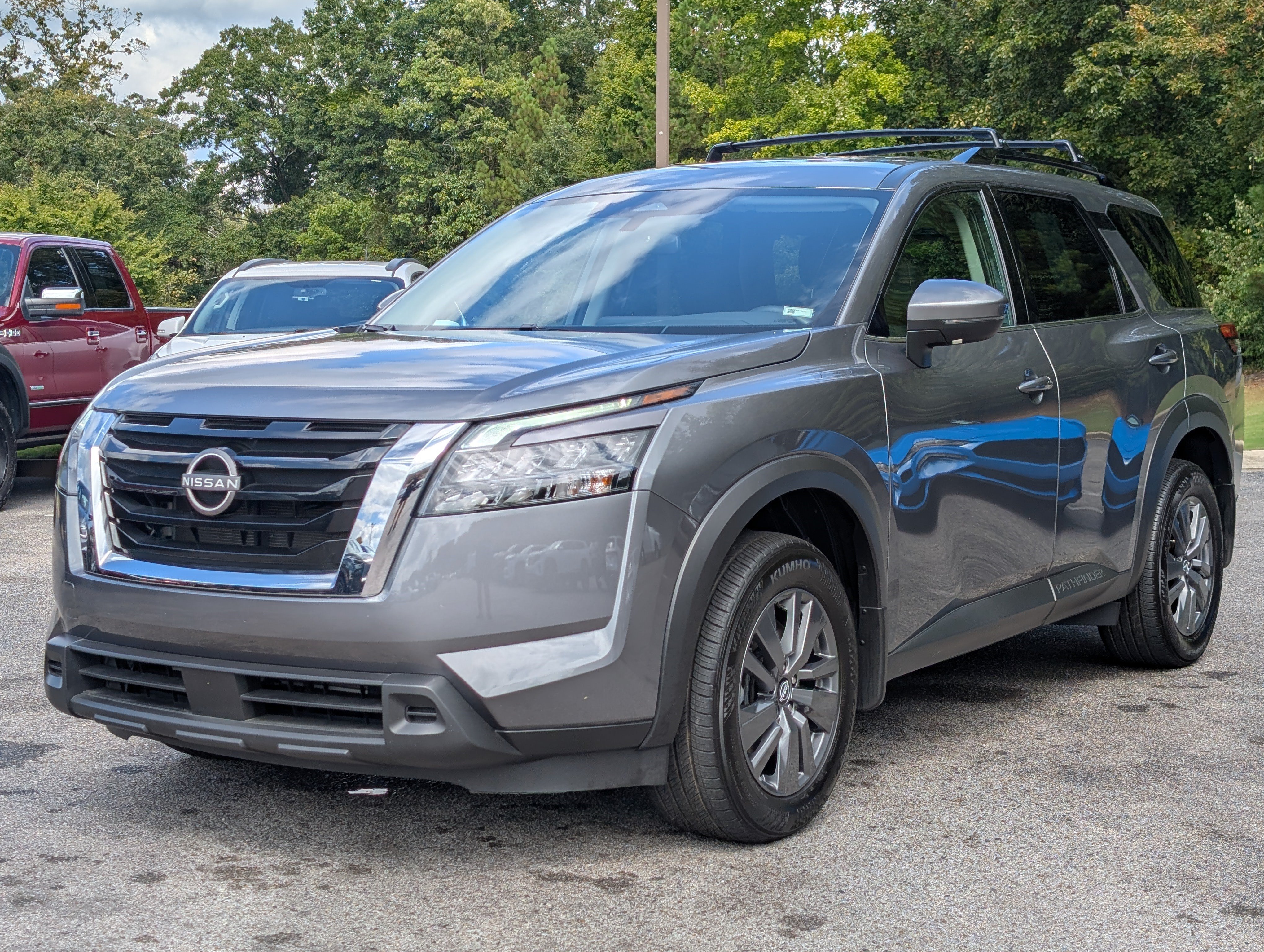 Used 2025 Nissan Pathfinder SV FWD image 5