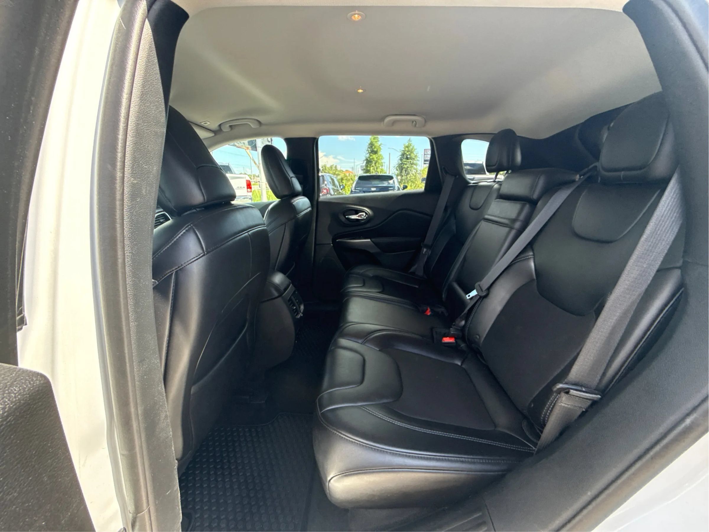 Used 2019 Jeep Cherokee Latitude Plus w/ Cold Weather Group AWD/4WD image 10