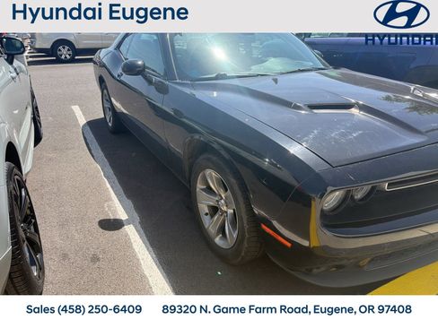 Used 2016 Dodge Challenger SXT RWD image 6